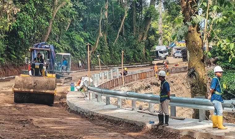 Perbaikan jalan di tikungan Mbah Singo Jalur Gumitir Jember-Banyuwangi terus dilakukan seiring dengan proses pemadatan dan pemasangan capping beam.