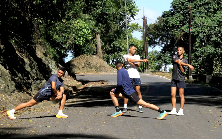 Penutupan Jalur Gumitir, Desa Sidomulyo, Kecamatan Silo, Jember, selama dua bulan dimanfaatkan warga untuk joging karena udaranya segar dan dingin.
