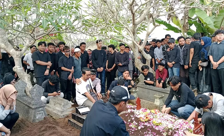 Prosesi pemakaman Almarhum Rheza Sendy Pratama di Jaten, Sendangadi, Kapanewon Mlati, Sleman, Minggu (31/8).