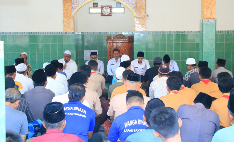 KHIDMAT: Warga binaan bersama petugas mendoakan keselamatan negeri di Lapas Banyuwangi, Senin (1/9).