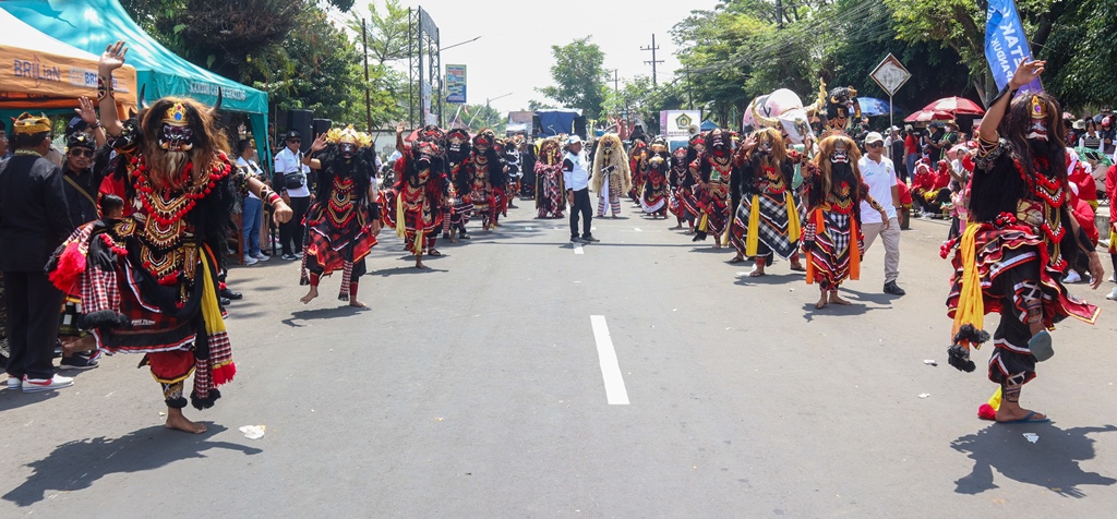Salah satu regu peserta karnaval budaya dari Desa Setail, Kecamatan Genteng menampilkan atraksi jaranan.