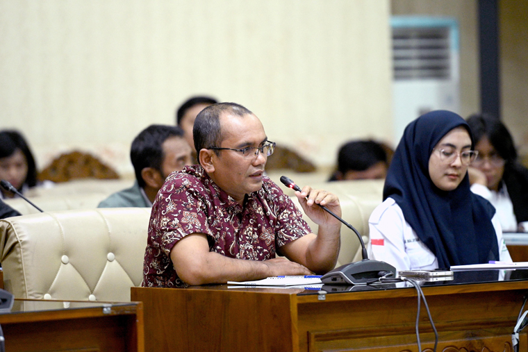 BERSTATUS TERSANGKA: Delnov Sihombing Nababan saat menghadiri rapat dengar pendapat di kantor DPRD Banyuwangi pada 19 Agustus lalu.