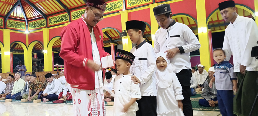 Ketua Yayasan Masjid Haji Muhammad Cheng Hoo Banyuwangi H Edy Sulistyo menyerahkan santunan kepada anak yatim dalam peringatan Maulid Nabi Muhammad SAW pada Senin malam (1/9).