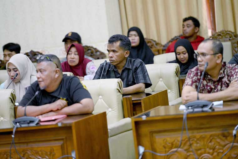 Manajemen KMP Tunu Pratama Jaya saat menghadiri rapat dengar pendapat dengan keluarga korban kapal tenggelam di kantor DPRD Banyuwangi 19 Agustus lalu.