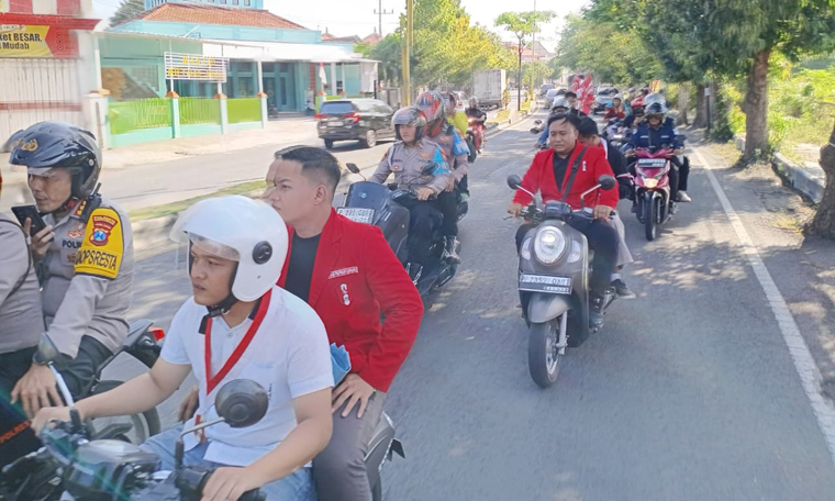 NAIK MOTOR: Para mahasiswa yang melakukan aksi damai mendapatkan pengawalan ketat dari Polresta Banyuwangi, Selasa (2/9).