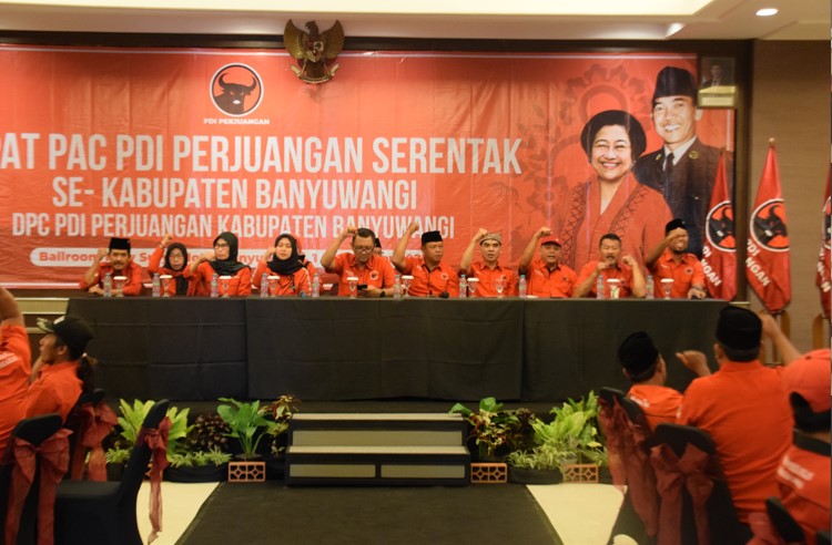 DPC PDIP BWI UNTUK RABA  PENJARINGAN KANDIDAT: Ketua DPC PDIP Banyuwangi I Made Cahyana Negara memimpin rapat PAC PDIP se-Banyuwangi di Hotel New Surya, Jajag, Kecamatan Gambiran, Senin (1/9).