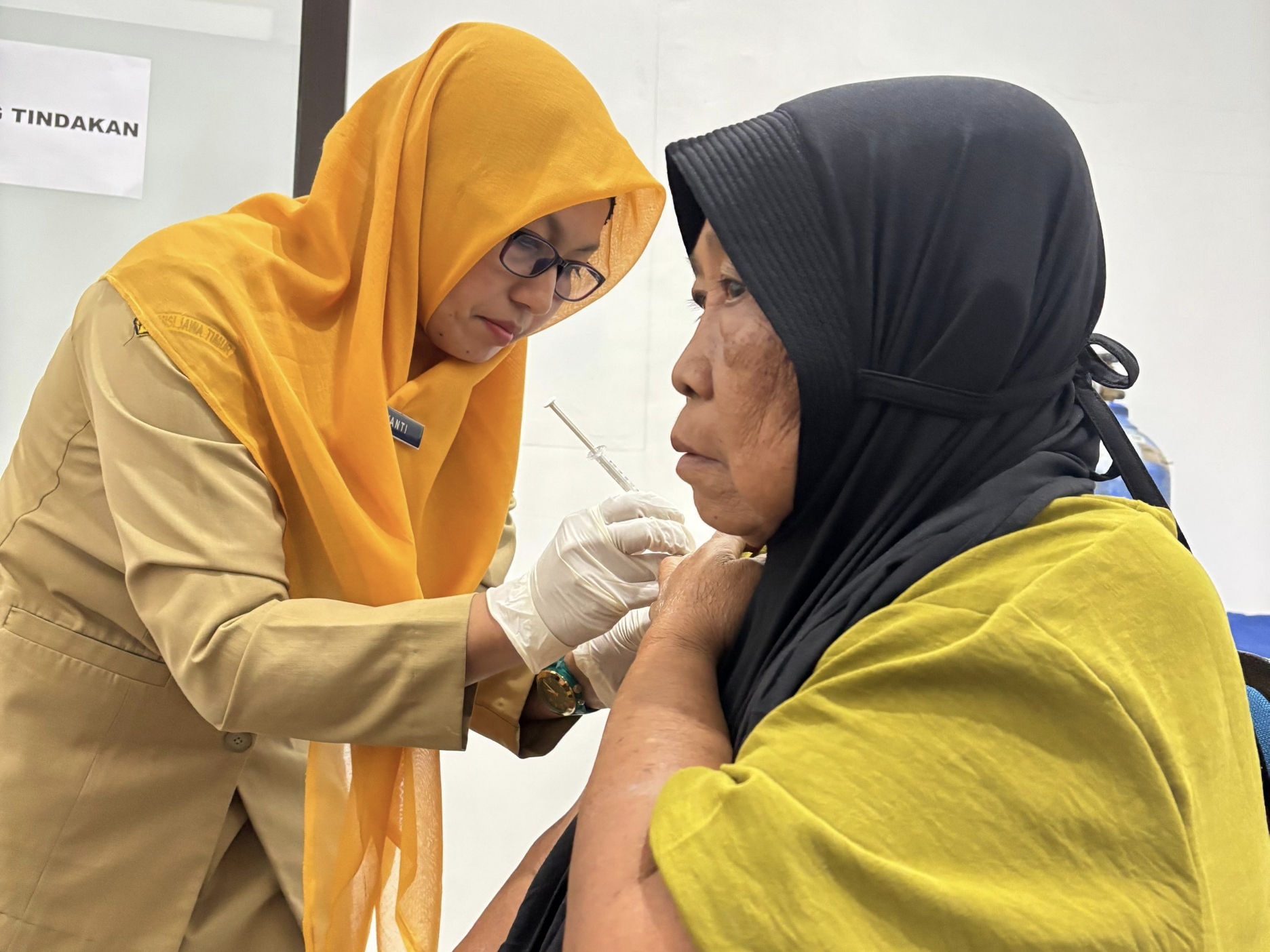 dr Fitria Eko Briyanti melakukan tindakan vaksin internasional pada pasien di RSUD Genteng.