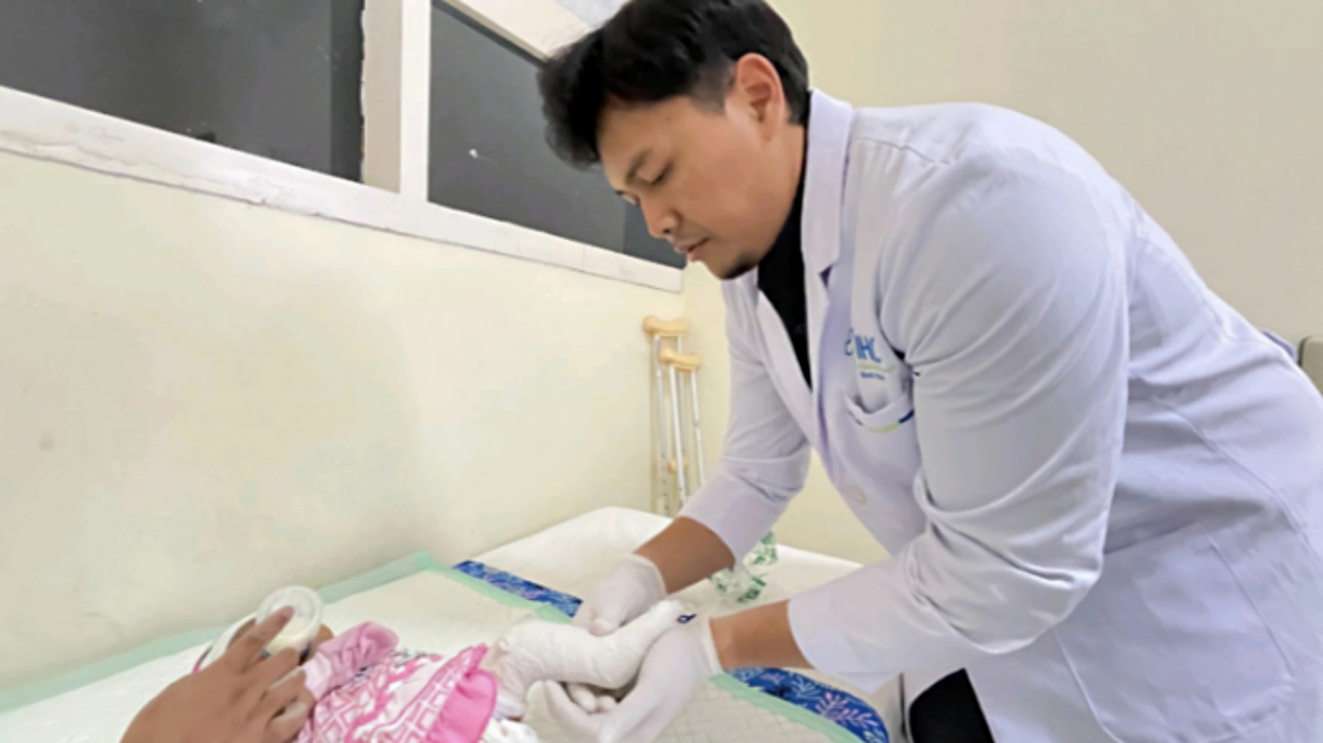 dr Reza Muttaqien Sp. OT dari RSU Bhakti Husada Krikilan sedang melakukan tindakan pemasangan gips pada pasien CTEV.