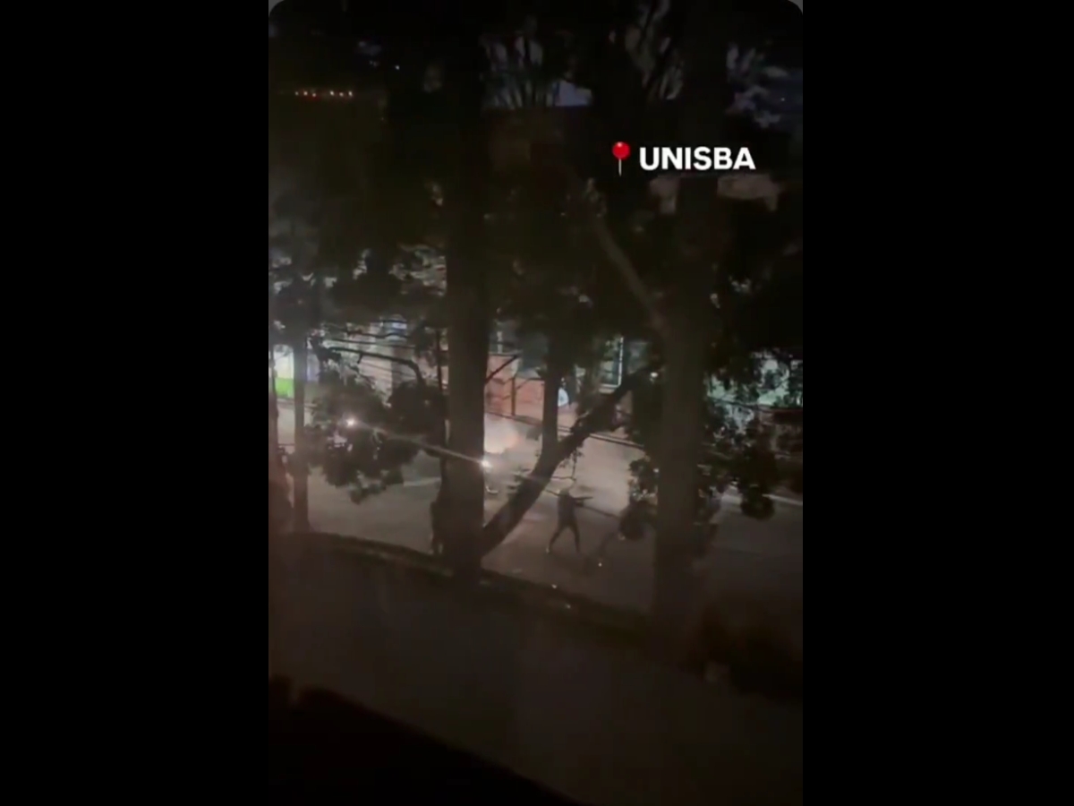 Aparat kepolisian menembakkan gas air mata ke area kampus UNISBA.