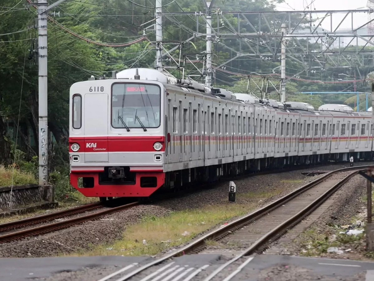 KAI Commuter mengoperasikan ribuan perjalanan KRL Jabodetabek.