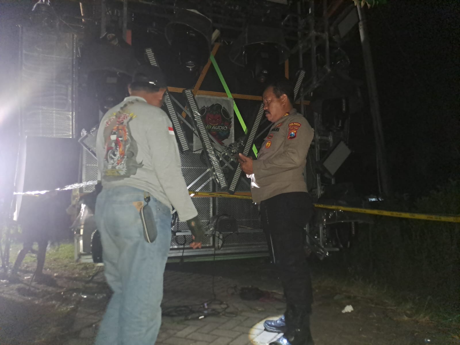 Polisi sedang memeriksa TKP.