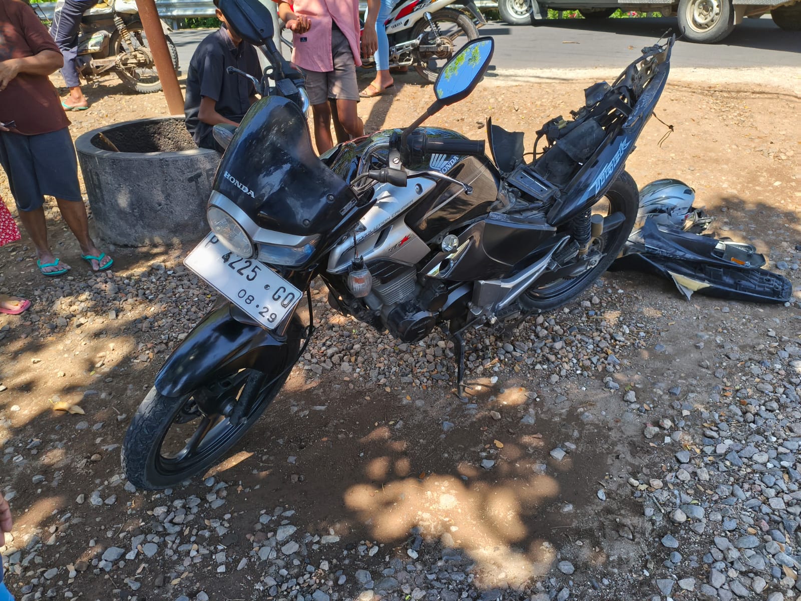 Motor Honda Tiger yang dinaiki korban rusak berat setelah tabrakan.