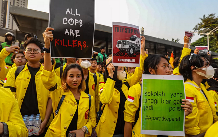 Sejumlah mahasiswa demo di depan Polda Metro Jaya, Jakarta, Jumat (29/8/2025). Aksi ini dilakukan buntut meninggalnya pengemudi ojol Affan Kurniawan usai dilindas mobil rantis Brimob, 28 Agustus 2025.