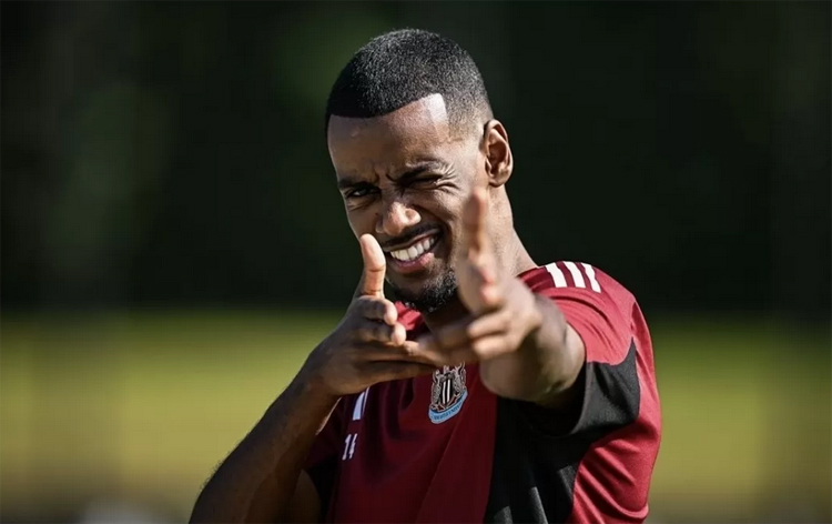 Alexander Isak resmi bergabung ke Liverpool.