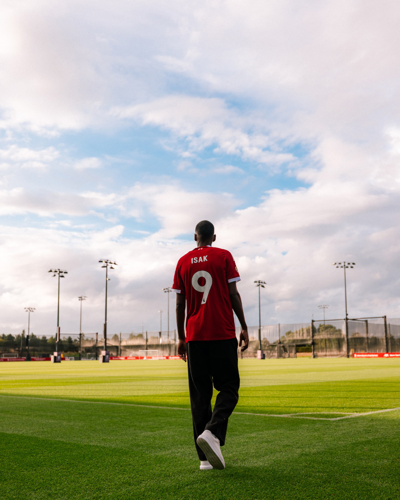 HERE WE GO: Alexander Isak resmi berkostum Liverpool