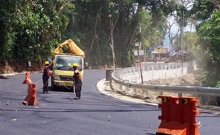 MULUS: Jalan Gumitir tikungan Mbah Singo KM 36.800 masuk tahapan pengaspalan terakhir, Senin (1/9).