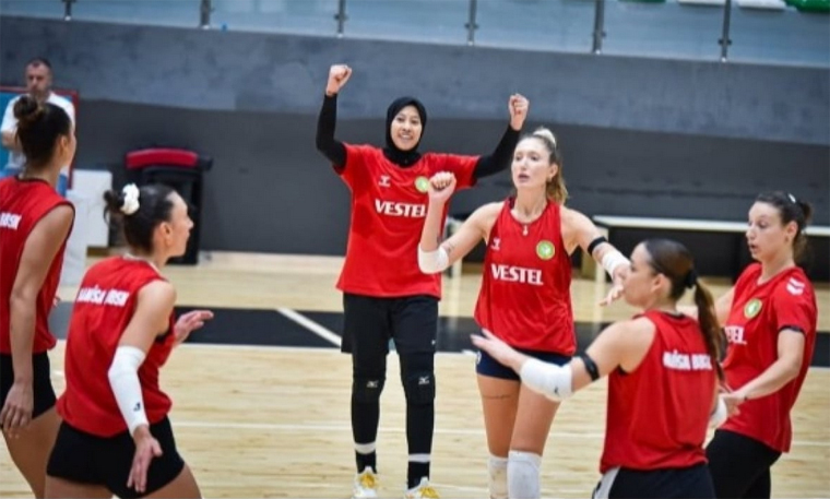 Megawati tengah latihan bersama rekannya di Manisa BBSK. Dia dikabarkan akan pulang kampung untuk memperkuat Bank Jatim di Livoli 2025.