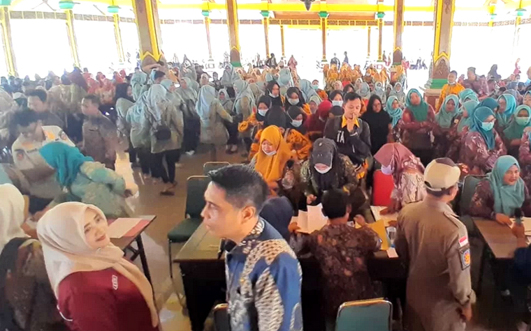 Ratusan pegawai non-ASN mengikuti proses verifikasi untuk pengusulan PPPK paro waktu di Pendopo Pratanu Mojokerto, Kamis (28/08).