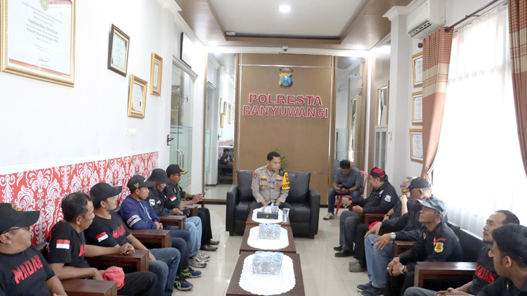 AUDIENSI: Anggota Ormas Madas Banyuwangi menyampaikan dukungan kepada Kombespol Rama Samtama Putra di ruang pertemuan Polresta Banyuwangi, Selasa (2/9).