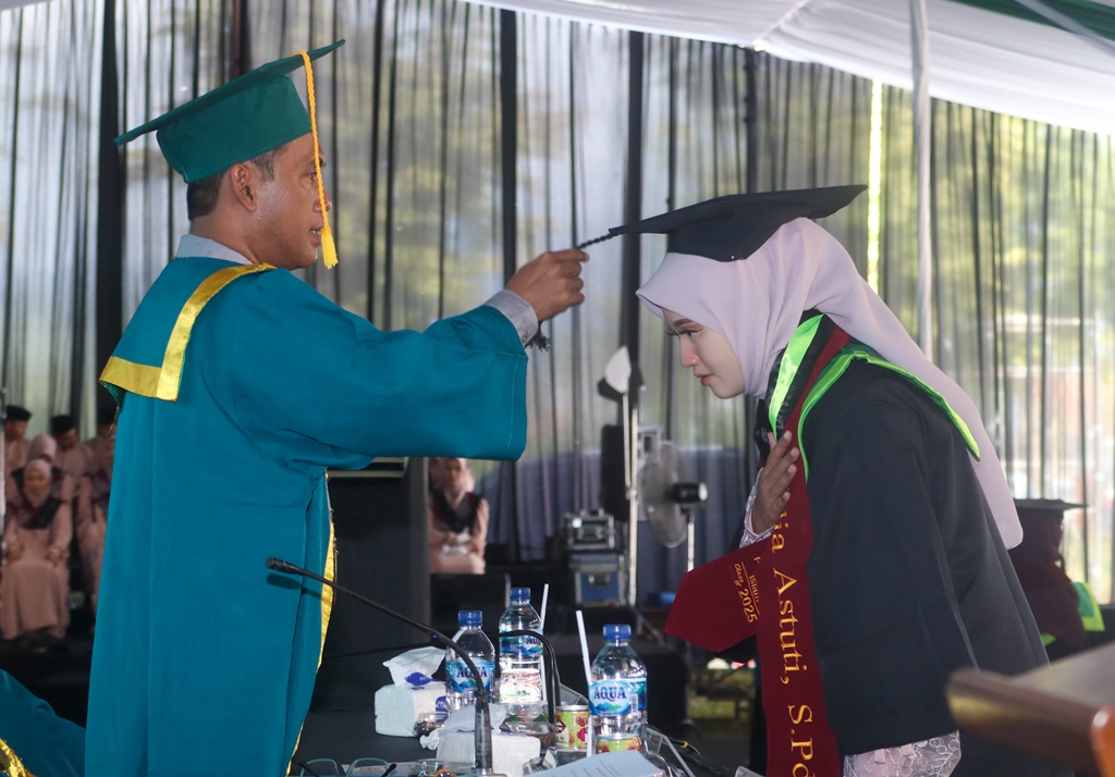 PROSESI: Rektor Uimsya Blokagung Dr KH Ahmad Munib Syafaat LC MEI memindah tali toga salah satu mahasiswi sebagai simbol kelulusan, Senin (1/9).