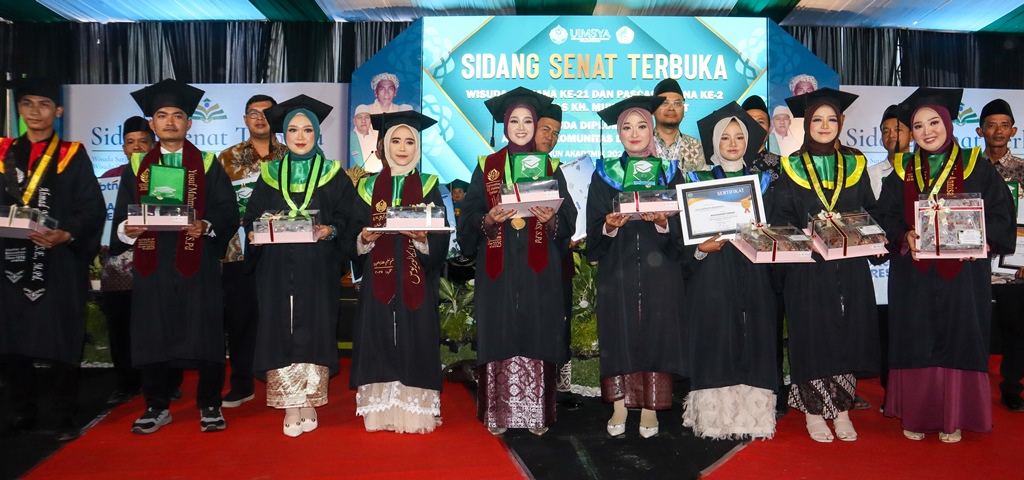 PRESTASI: Sembilan mahasiswa terbaik dari sembilan prodi di Uimsya dalam wisuda sarjana ke-21 dan pascasarjana ke-2, Senin (1/9).