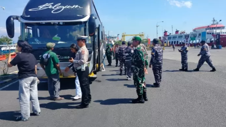 PEMERIKSAAN: Aparat gabungan memeriksa penumpang dan kendaraan yang keluar masuk Pelabuhan Gilimanuk Bali