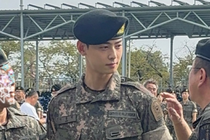 Penampilan Cha Eun Woo tanpa make-up tetap memikat, mempertegas pesona idol dan aktor Korea ini.