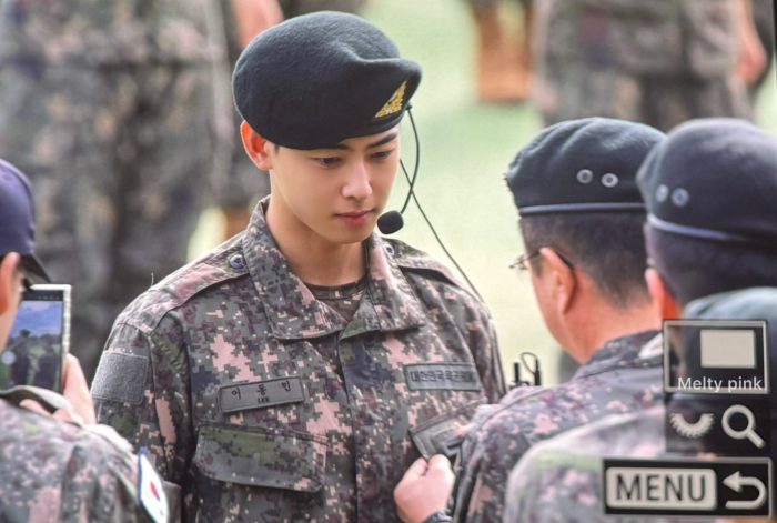 Cha Eun Woo berhaisl menyelesaikan wajib militernya pada Senin (2/9).