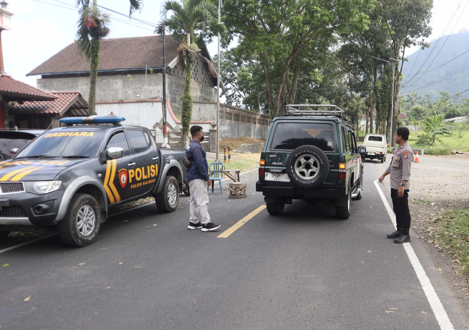 Polisi melakukan penyekatan di lokasi Jembatan Timbang, Desa Kalibaru Manis, Kecamatan Kalibaru.