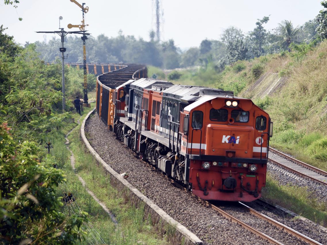Layanan angkutan barang kereta api.