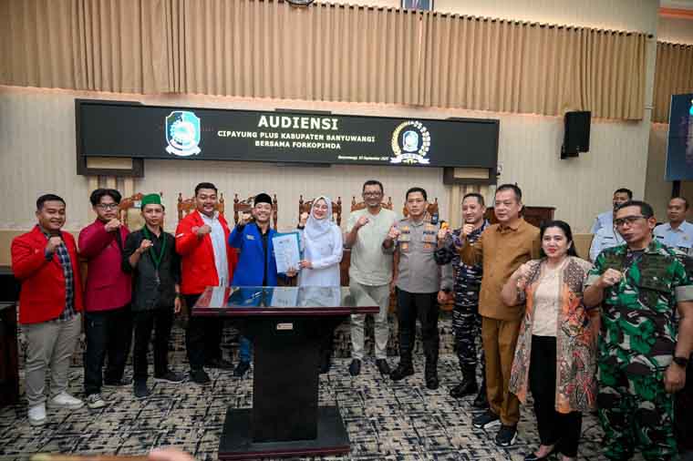 Badan Eksekutif Mahasiswa Seluruh Indonesia (BEM SI) dan Cipayung Plus foto Bersama Forkopimda di DPRD Banyuwangi, Rabu (3/9).