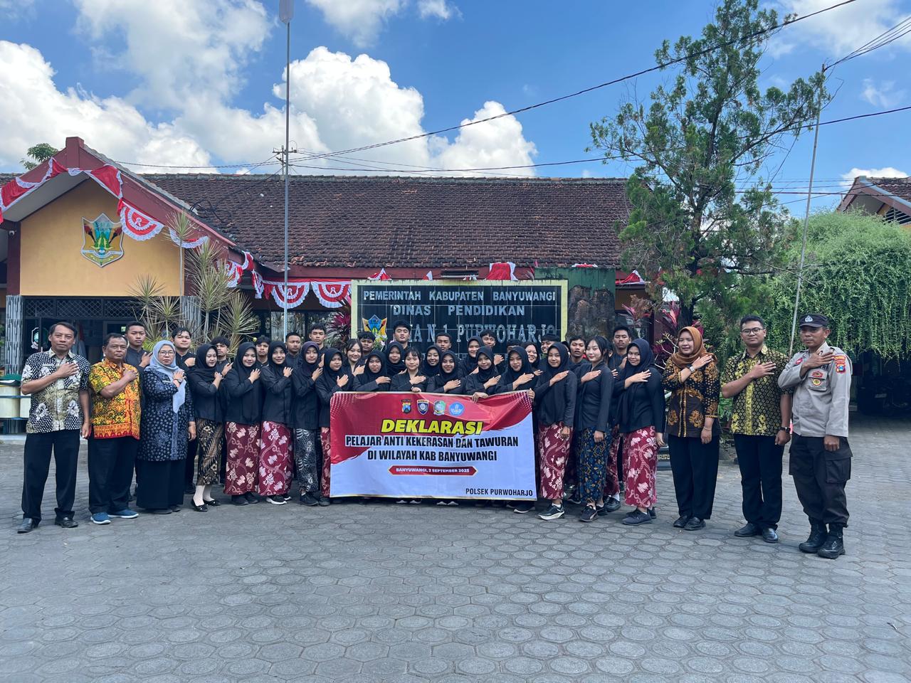 Para siswa, guru, dan polisi deklarasi anti kekerasan dan tawuran di SMAN 1 Bangorejo.