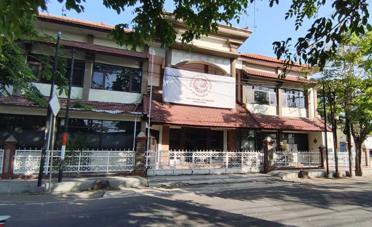 Kampus utama ISI Surakarta di Banyuwangi. Untuk tahap awal, kampus negeri ini membuka satu fakultas, yakni Fakultas Seni Pertunjukan.