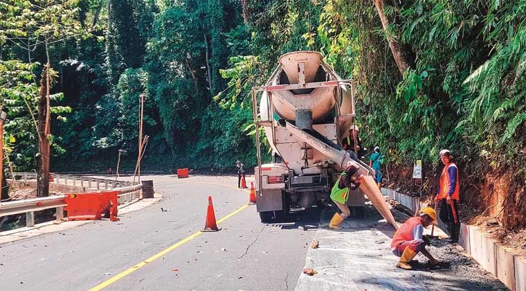 Menjelang pembukaan jalur Gumitir 4 September 2025 dini hari, pekerja melakukan pekerjaan finishing di Km 37.600 sekitar warung Khokap, Desa Sidomulyo, Kecamatan Silo, Jember, Selasa (2/9).