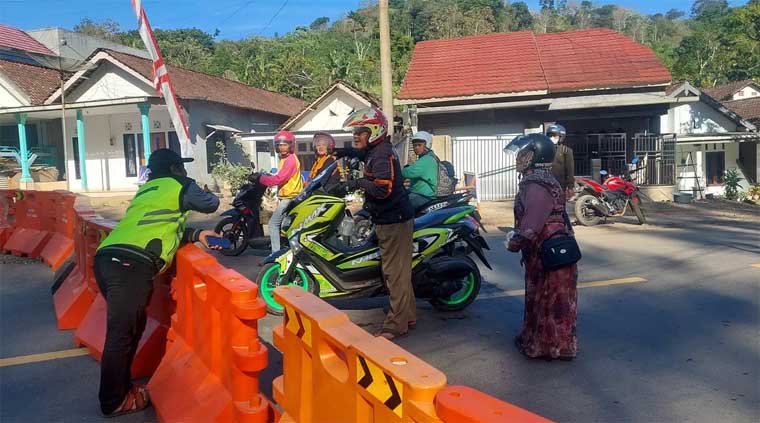 Pemotor dari Jember yang hendak ke Banyuwangi termakan hoax dibukanya Jalur Gumitir. Mereka akhirnya diarahkan relawan lewat jalan alternatif di Desa Sidomulyo, Kecamatan Silo, Selasa (2/9).