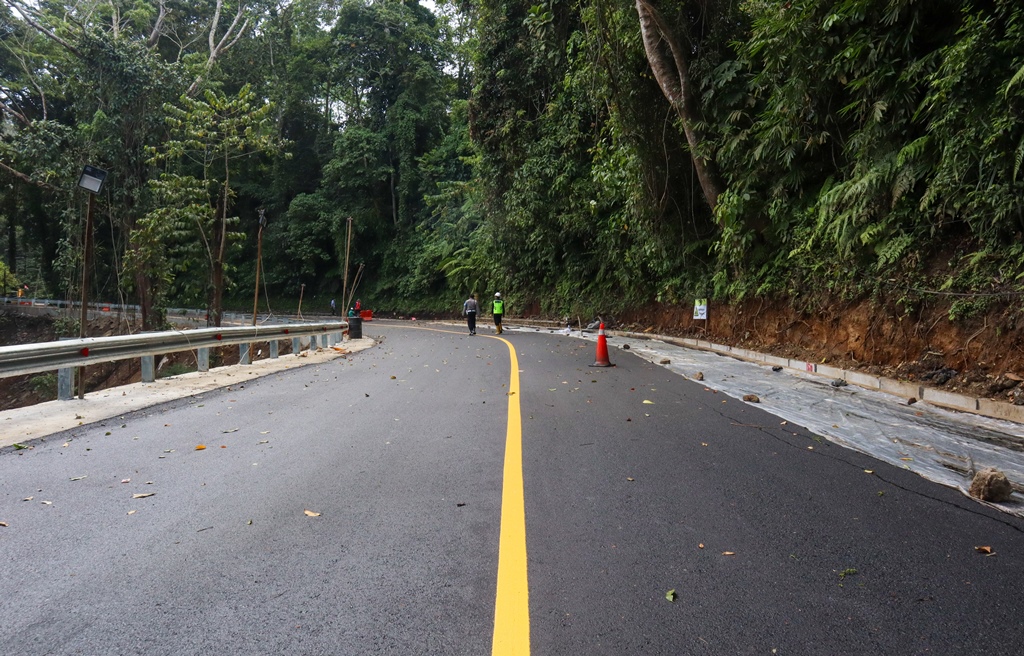 Jalan di Jalur Gumitir tikungan Mbah Singo sudah rata dan mulus menjelang dibuka, Rabu (3/9). Jalur Banyuwangi-Jember ini resmi dibuka 4 September pukul 00.00 WIB.