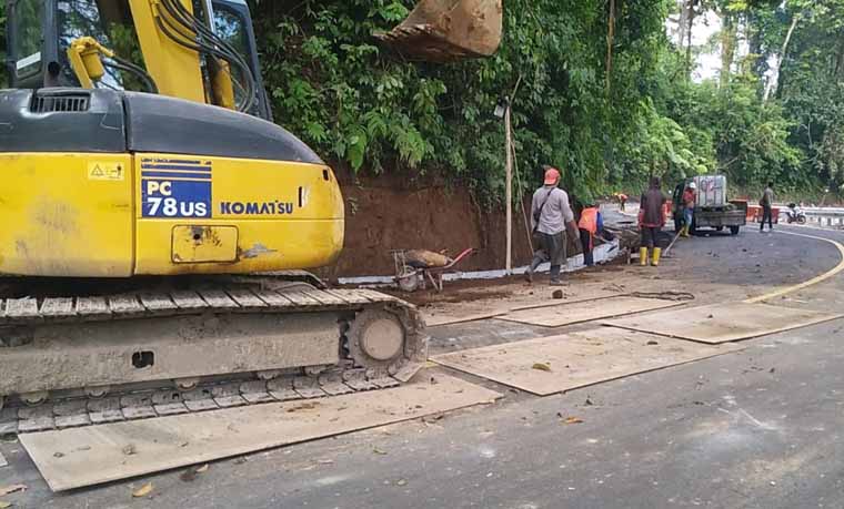 Menjelang dibukanya kembali Jalur Gumitir, para pekerja proyek menuntaskan pekerjaan minor seperti pemasangan saluran air menggunakan material U-ditch.
