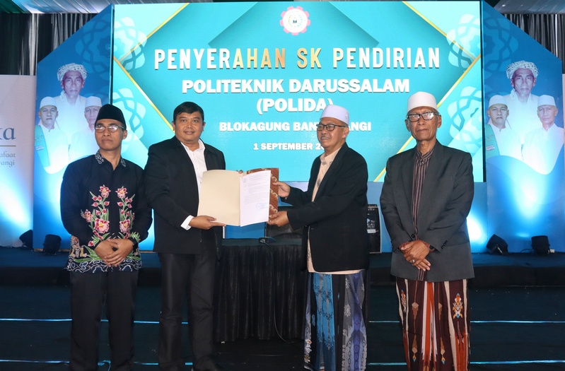 SAH: Koordinator Kelembagaan dan Sistem Informasi LLDikti VII Jatim Tohari M Kom (dua dari kiri) menyerahkan SK pendirian Polida kepada Pengasuh Pondok Pesantren Darussalam Blokagung KH Ahmad Hisyam S