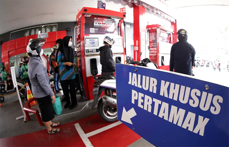 Antrean pengendara sepeda motor di SPBU Pertamina.
