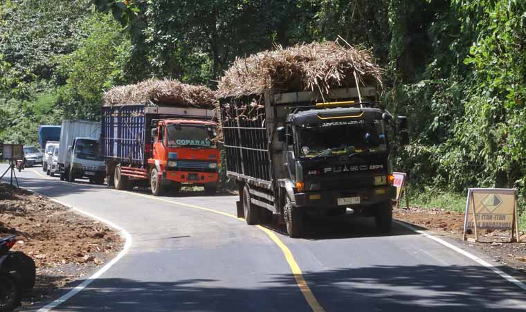 BERJALAN PELAN: Begitu dibuka pada Kamis (4/9) pukul 00.00, iring-iringan truk muatan tebu melintas di Jalur Gumitir.