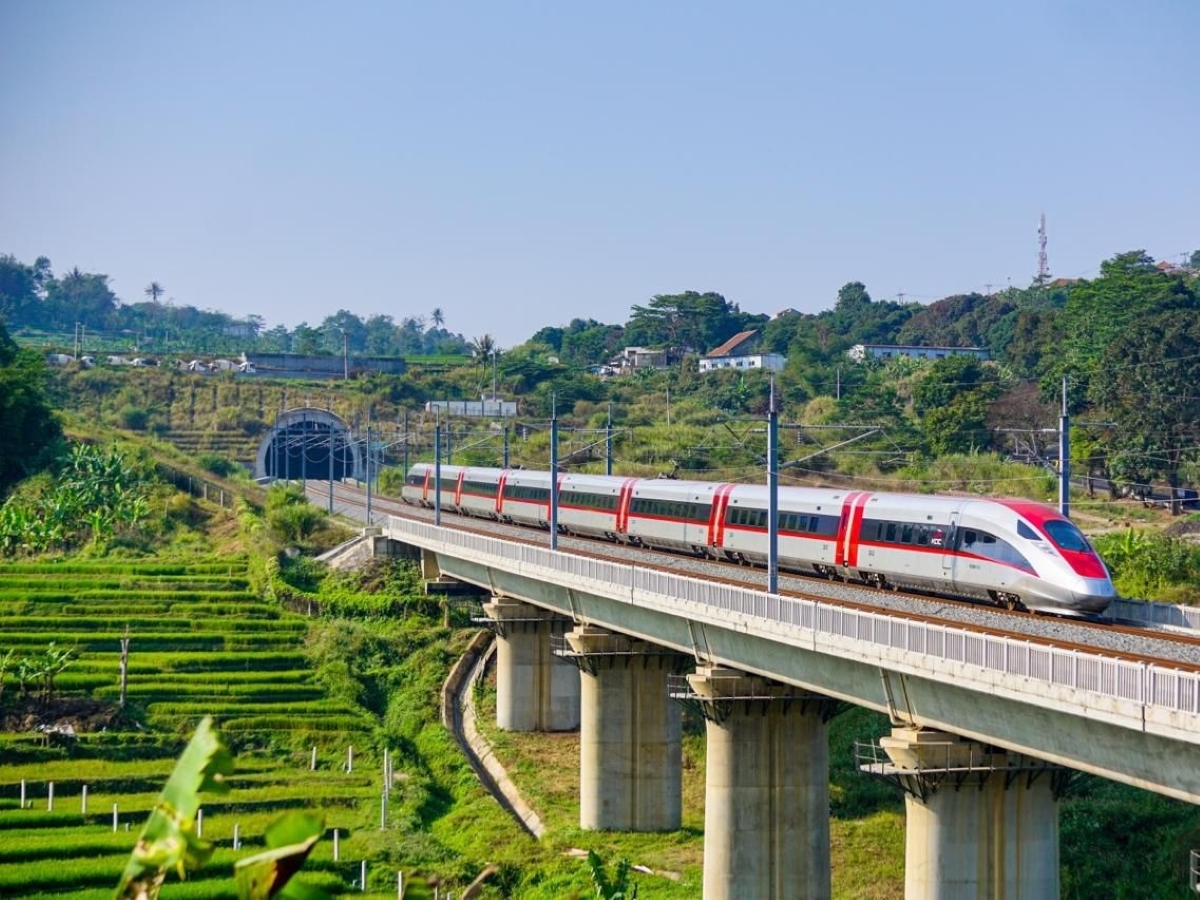DPR mendesak pemerintah segera mengatasi utang kereta cepat.