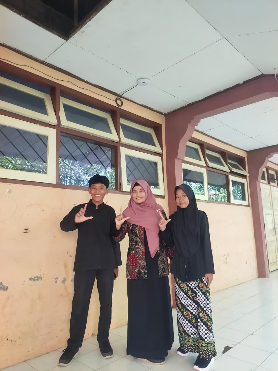 LITERASI : Danik Harjani (tengah) bersama dua siswa yang menjadi perwakilan SMPN 4 Genteng dalam Workshop menulis puisi