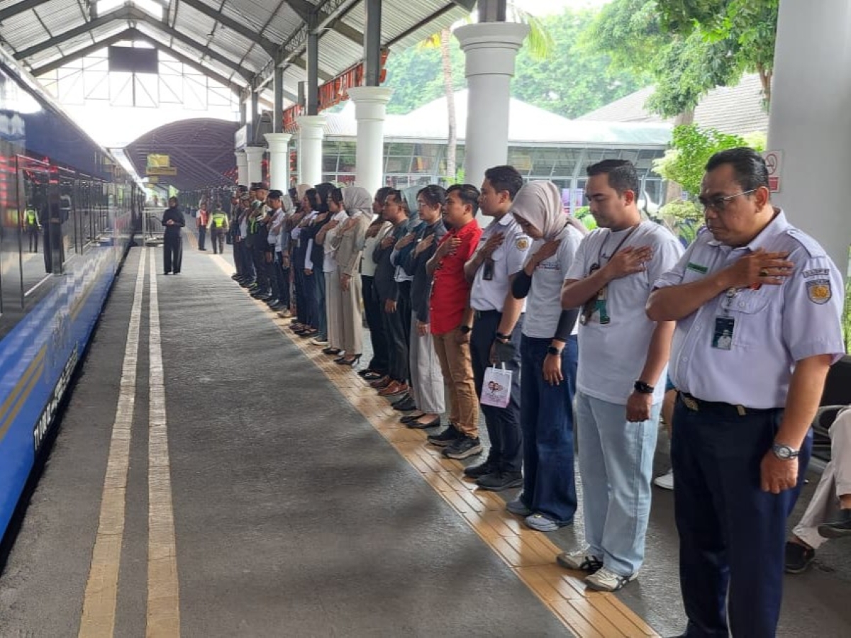 KAI Daop 8 Surabaya rayakan Hari Pelanggan Nasional 2025.