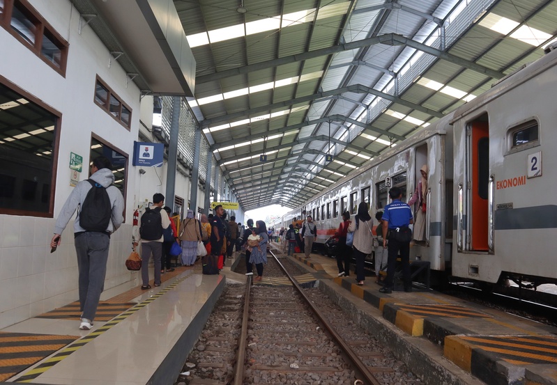 SIAP-SIAP: Para penumpang sepur turun dari KA di peron Stasiun Kalisetail Dusun Krajan, Desa/Kecamatan Sempu, Rabu (3/9)