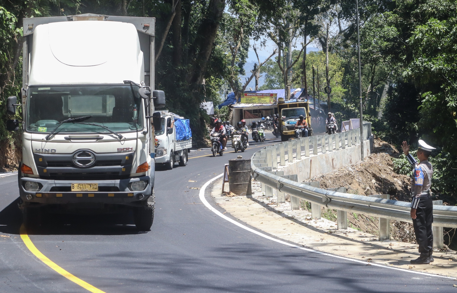 Suasana jalur Gumitir setelah dibuka.