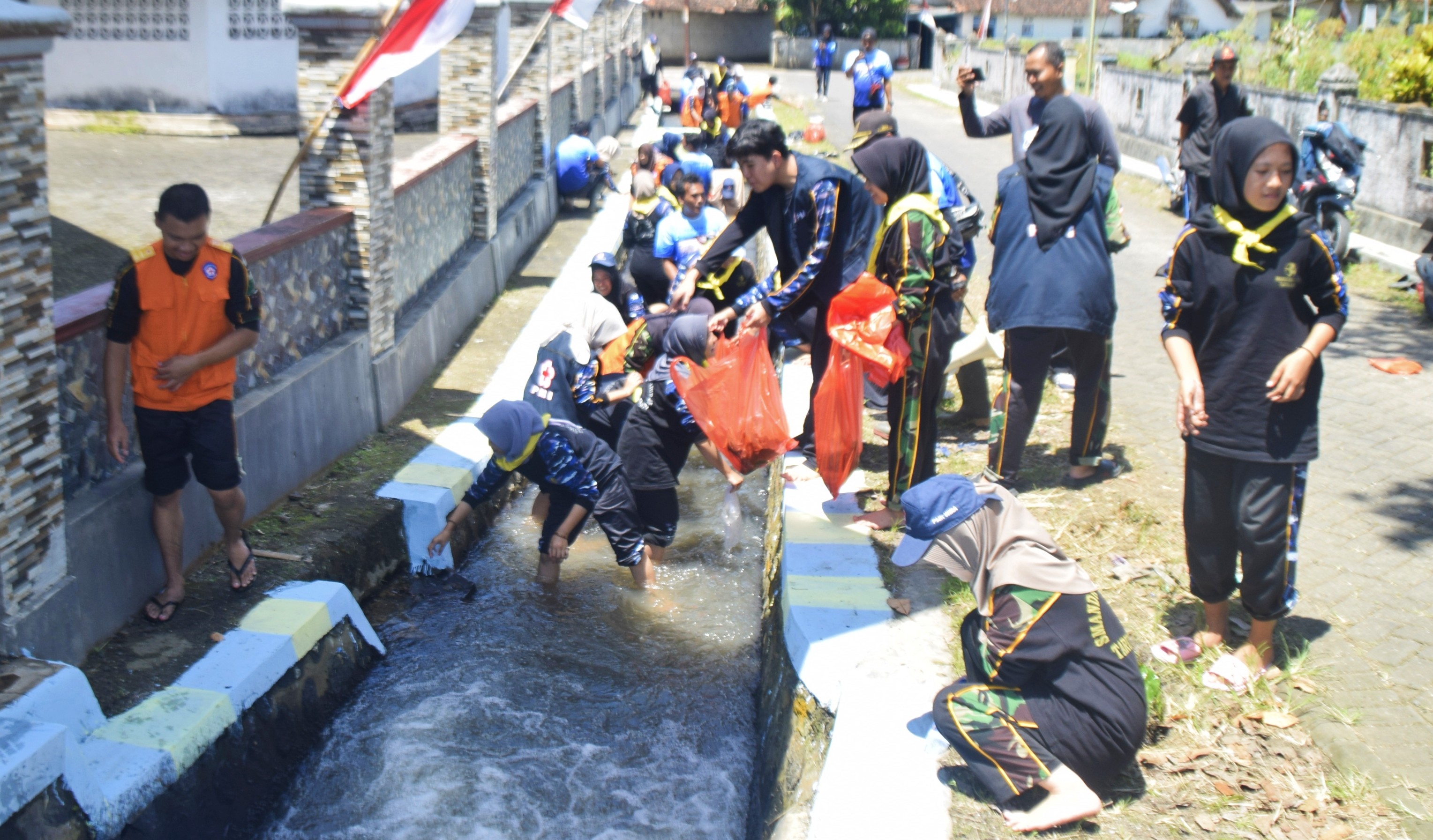 Siswa Smanda Singojuruh dan Korsda Singojuruh mengambil sampah di aliran sungai di sekitar sekolah.