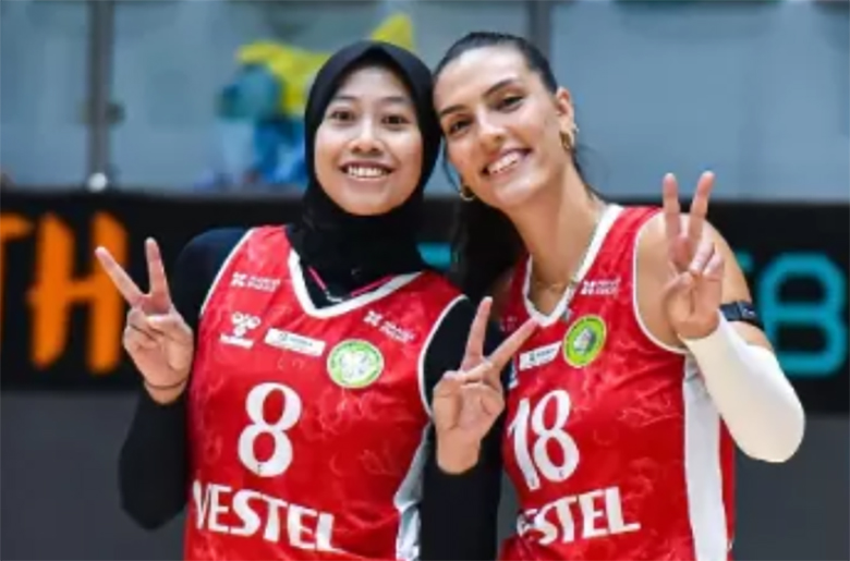 Megawati Hangestri bersama rekannya di Manisa BBSK.