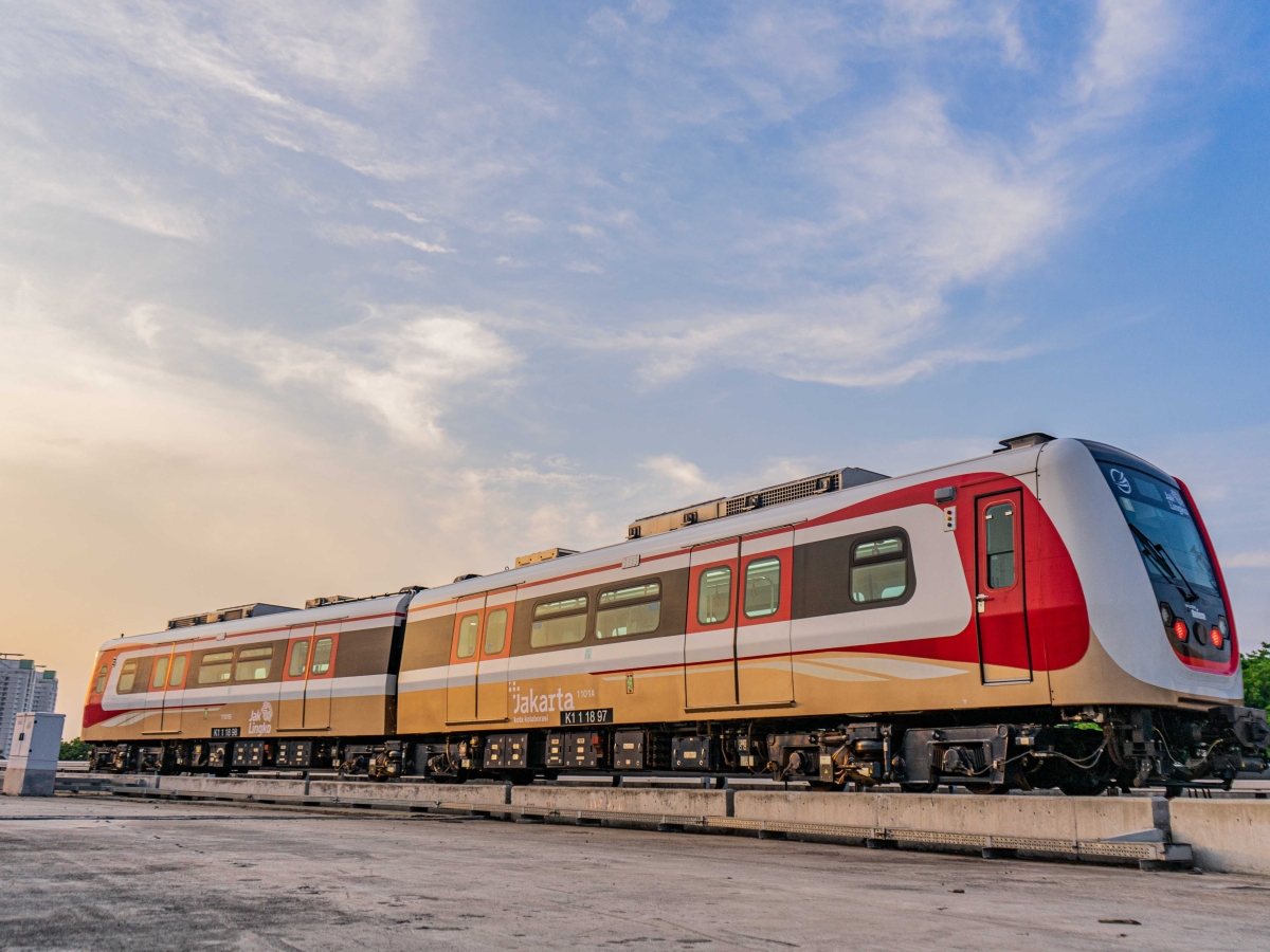Progres pembangunan LRT Jakarta Fase 1B Velodrome-Manggarai.