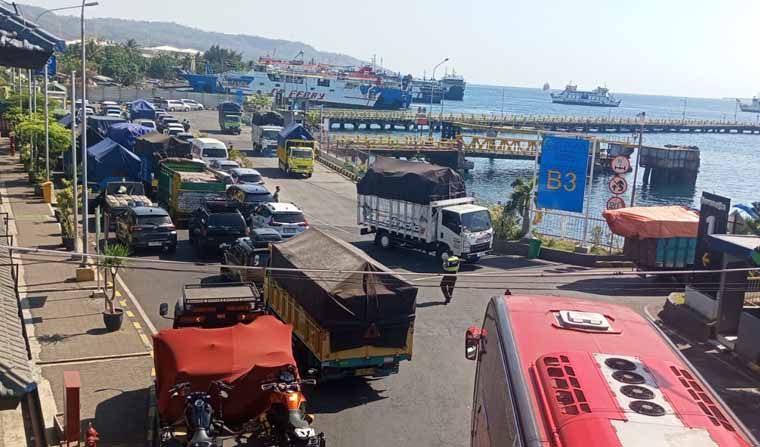 FULL KENDARAAN:  Kantung parkir Pelabuhan ASDP Ketapang dipenuhi kendaraan pada hari libur Maulid Nabi, Jumat (5/9).