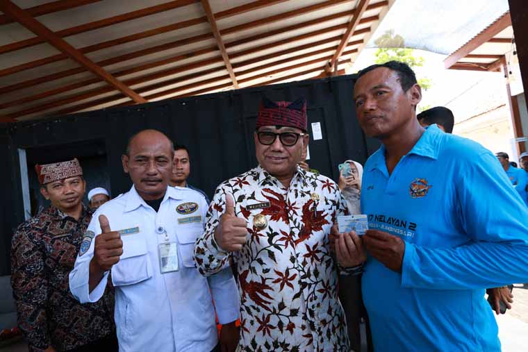 JEMPUT BOLA: Wabup Mujiono menyerahkan e-Pas Kecil kepada nelayan di Desa/Kecamatan Blimbingsari pada Kamis (4/9).